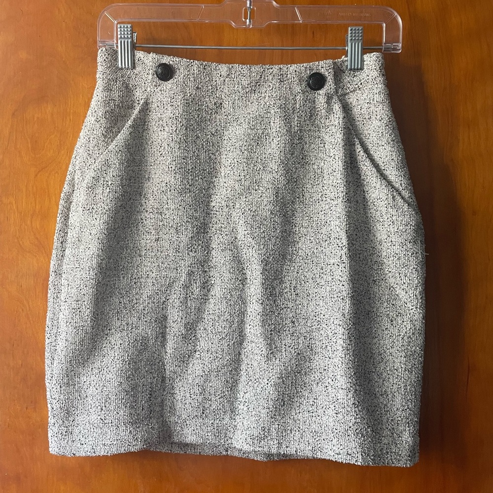 Black and white knit skirt with pockets